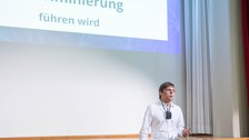 Richard Golbs präsentiert seinen Science Slam.