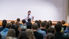 Richard Golbs präsentiert seinen Science Slam