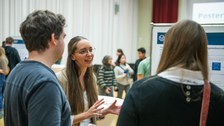Sandra Theresa Porath im gespräch bei der Postersession