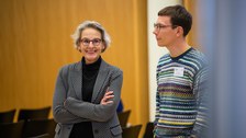 Tom Stieler und Rektorin Ursula Staudinger