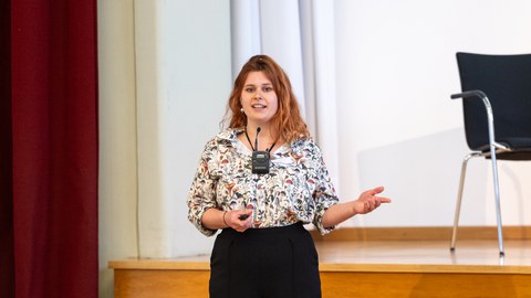 Eine Frau hält eine Präsentation.