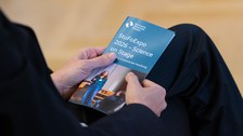 Es sind Hände zu sehen, die das Programmheft mit dem Titel "StuFoExpo 2026 - Science on Stage" halten.