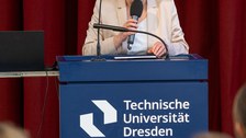 Die Prorektorin steht am Rednerpult und spricht ein Grußwort.