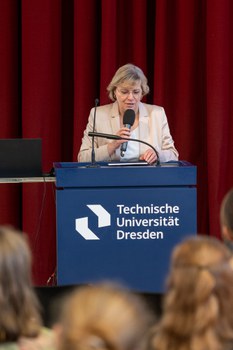 Die Prorektorin steht am Rednerpult und spricht ein Grußwort.