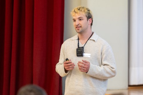 Ein Student hält einen Vortrag.