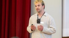 Ein Student hält einen Vortrag.
