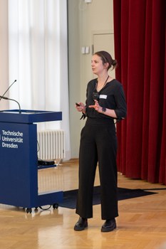 Eine Studentin hält einen Vortrag.