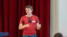 Ein Student hält einen Vortrag