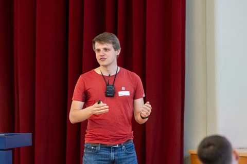 Ein Student hält einen Vortrag