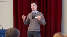 Ein Student hält einen Vortrag