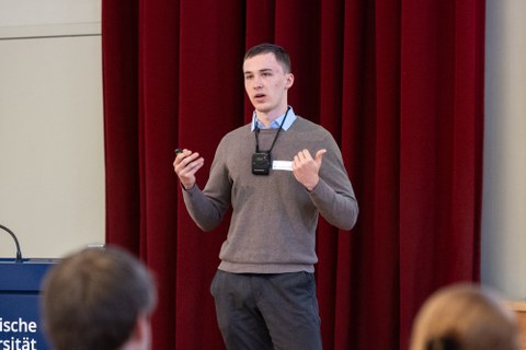 Ein Student hält einen Vortrag