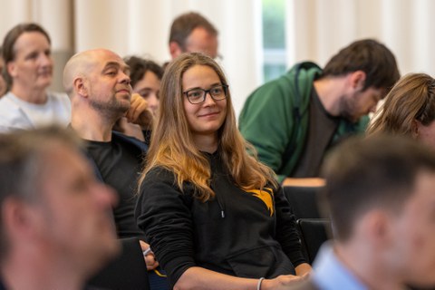 Auf dem Bild sind einge Personen des Publikums zu sehen.