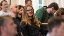 Auf dem Bild sind einge Personen des Publikums zu sehen.