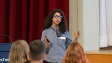 Eine Studentin hält vor Publikum einen Vortrag.