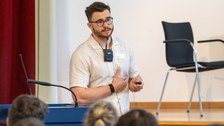 Ein Student hält einen Vortrag.