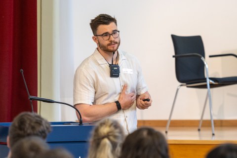Ein Student hält einen Vortrag.