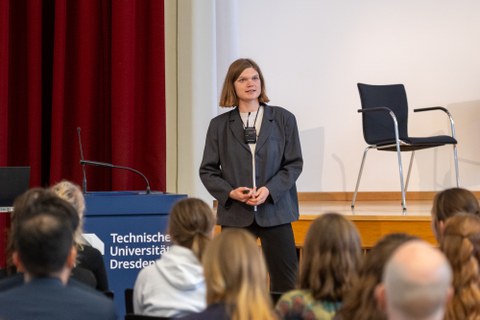 Eine Studentin hält einen Vortrag.