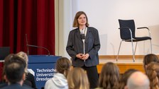 Eine Studentin hält einen Vortrag.