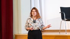 Eine Studentin hält einen Vortrag.