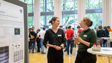 Zwei Studentinnen unterhalten sich.