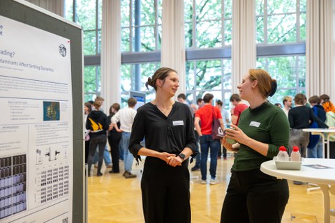 Zwei Studentinnen unterhalten sich.