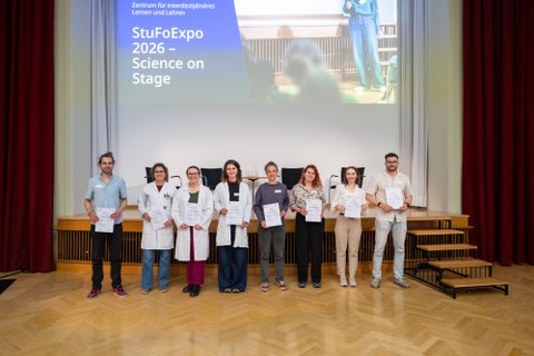 Alle Gewinner:innen der StuFoExpo stehen vorne und halten ihre Urkunde in der Hand. Insgesant sind 8 Personen zu sehen.