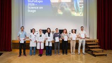 Alle Gewinner:innen der StuFoExpo stehen vorne und halten ihre Urkunde in der Hand. Insgesant sind 8 Personen zu sehen.
