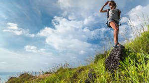 Junge Frau in Landschaft