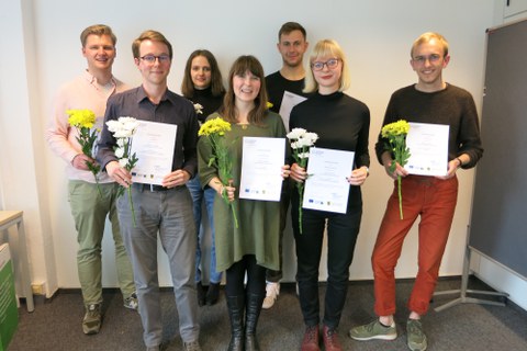 Gruppe mit Blumen und Zertifitkaten