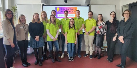 Gruppe der ausgezeichneten Tutorinnen und Tutoren für das beste Tutorium 2024 und das Team Tutoring sowie Prof.in Böhm