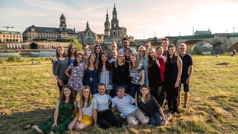 Foto einer Gruppe Studierender auf den Elbwiesen, im Hintergrund die Dresdener Altstadt