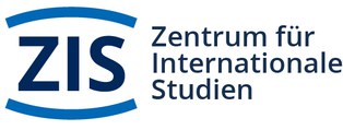 Logo des ZIS: ZIS, umkreist von zwei Halbkreisen auf der linken Seite, der Schriftzug "Zentrum für Internationale Beziehungen" auf der rechten Seite.