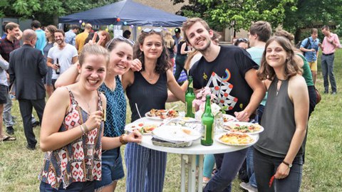 Foto von einigen IB-Studierenden auf einem Sommerfest