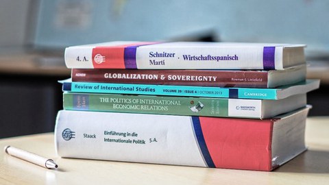 Foto von einem Stapel mit Büchern aus verschiedenen Disziplinen