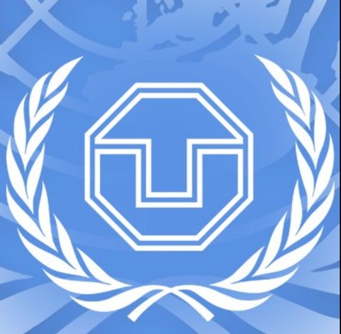 Logo der UN-Hochschulgruppe, bestehend aus dem Logo der TU auf blauem Globus und umgeben von einem Lorbeerkranz