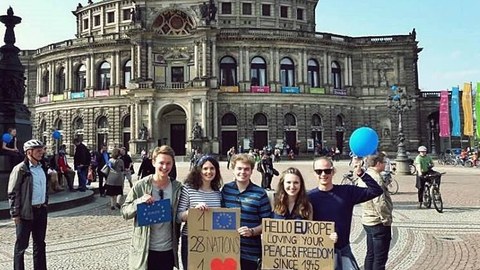 Foto einiger Studierenden vor der Semper-Oper auf einer Umwelt-Demonstration