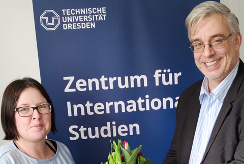 Links: Anke Born; rechts: Stefan Robel; Hintergrund: Aufsteller des Zentrums für Internationale Studien