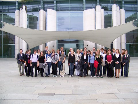 Berlinfahrt - vor dem Bundeskanzleramt, Studienfahrt IB Juni 2009