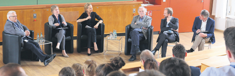 Intensive Debatte im Plenum: Prof. em. Reiner Pommerin, Prof. Anna Holzscheiter, Prof. Sabine von Schorlemer, Prof. em. Ulrich Fastenrath, Prof. Dominik Steiger und Prof. Alexander Kemnitz (Wiss. Direktor des ZIS, v.l.n.r.)