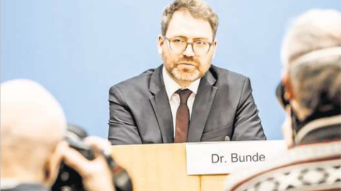 Tobias Bunde auf dem Podium der Bundespressekonferenz