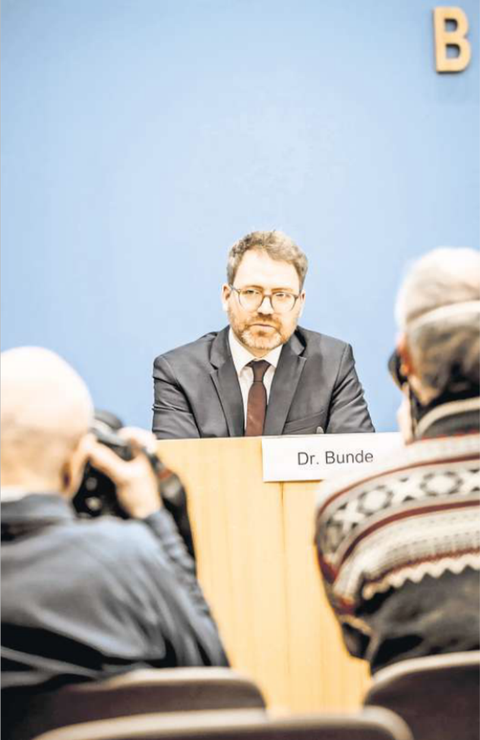 Tobias Bunde auf dem Podium der Bundespressekonferenz