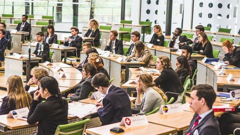 Delegierte der elbMUN-Konferenz im sächsischen Landtag