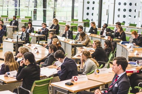 Delegierte der elbMUN-Konferenz im sächsischen Landtag