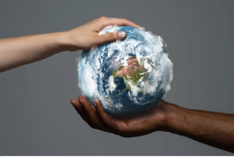 ein Globus wird von zwei Händen gehalten