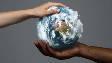 ein Globus wird von zwei Händen gehalten