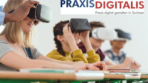 Kinder sitzen an Schultischen und lernen mit VR Brillen. Oben rechts ist das Projektlogo eingefügt. Es enthält den Schriftzug PraxisdigitaliS - Praxis digital gestalten in Sachsen.