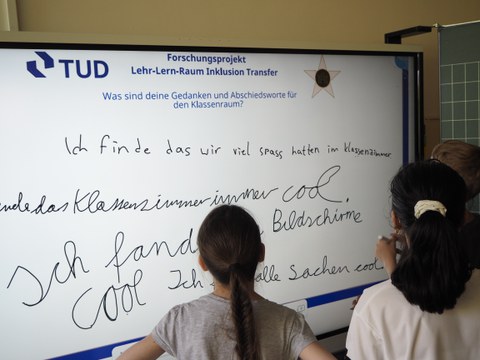 Kinder stehen vor einem digitalen Whiteboard