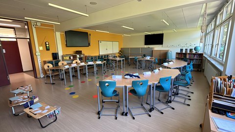 Klassenzimmer, das für Erstklässler:innen vorbereitet wurde