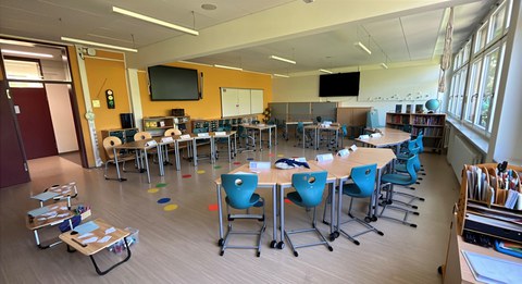 Klassenzimmer, das für Erstklässler:innen vorbereitet wurde