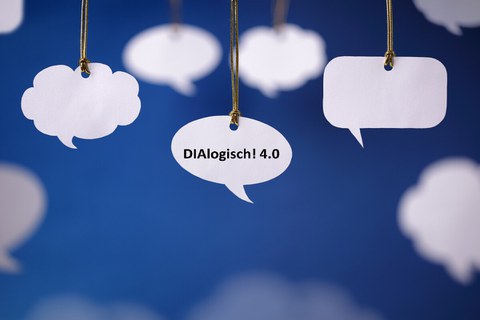 Das Bild zeigt eine Sprechblase vor blauem Hintergrund, auf der ein Schriftzug mit "DIAlogisch! 4.0" zu sehen ist.